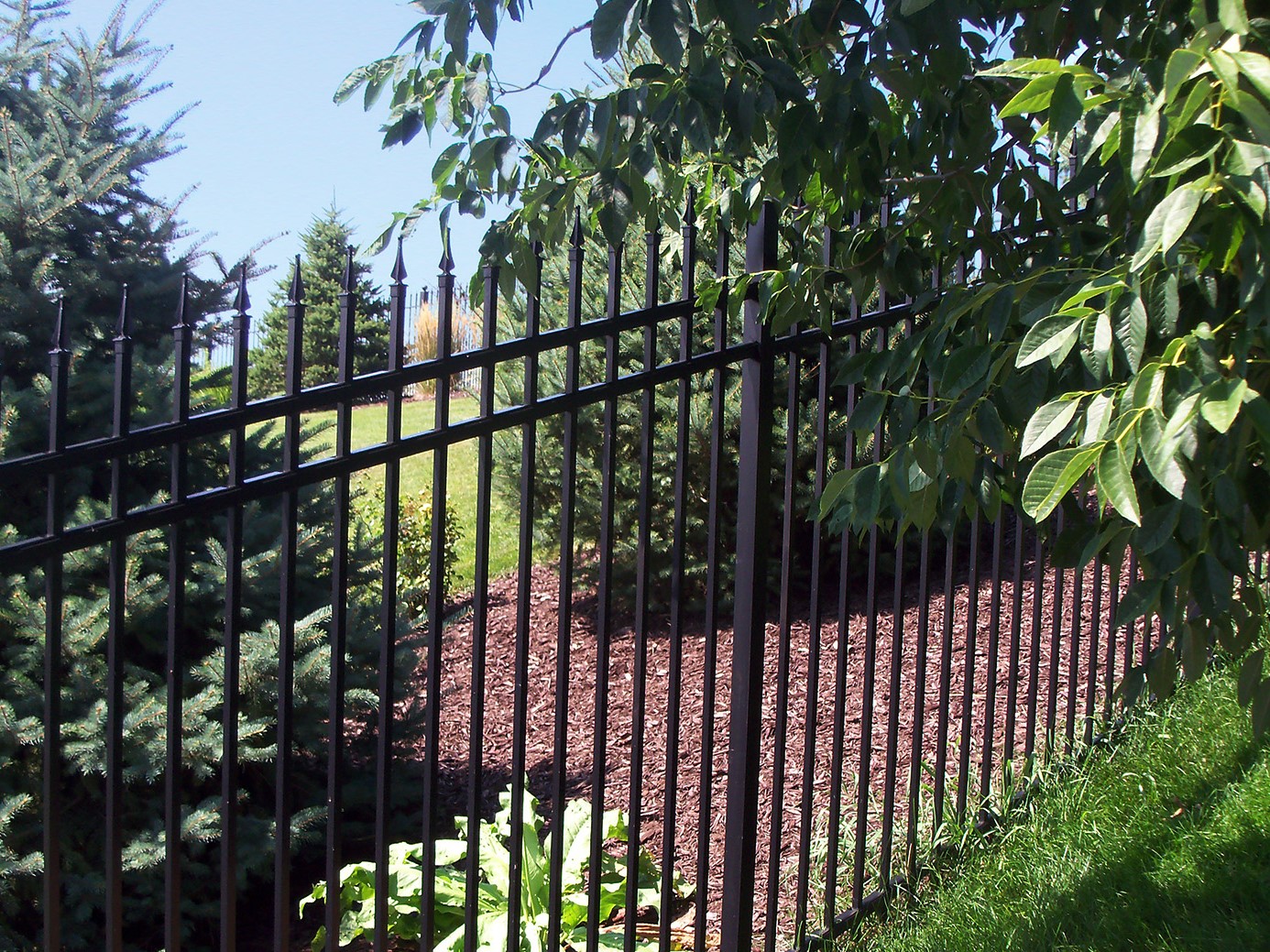 Photo of a black aluminum fence with spear top