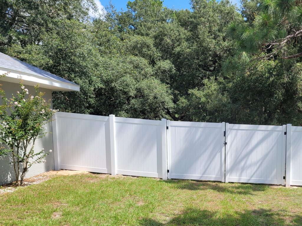 Photo of a white vinyl privacy fence and gate