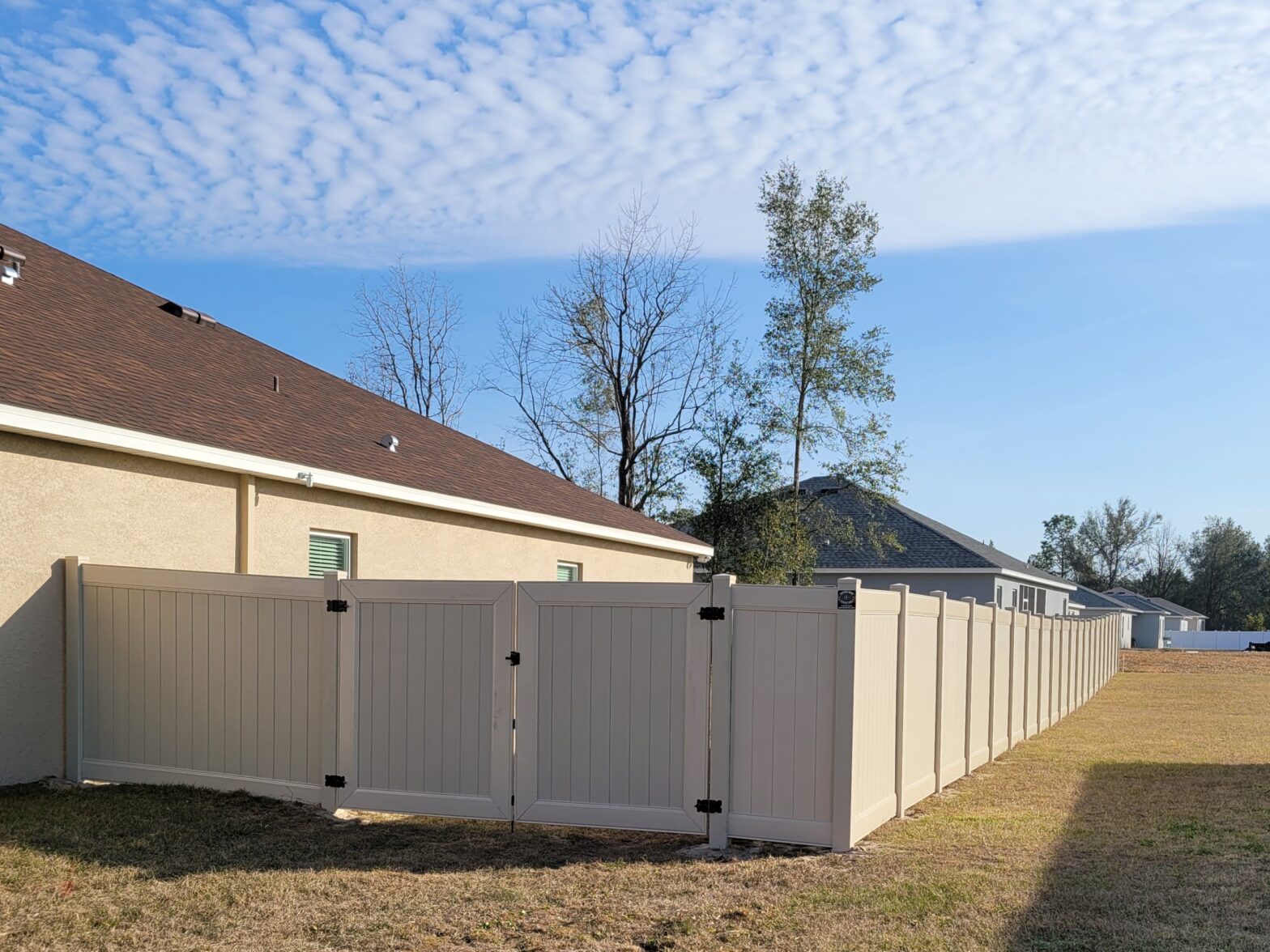 Photo of a vinyl fence from a fencing contractor in Florida