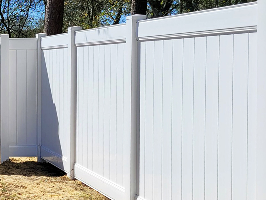 Commercial Vinyl fence company in the Ocala Florida area.